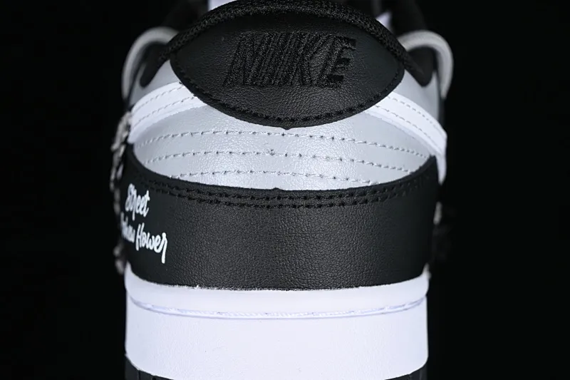 All categories Nk SB Dunk series Nk SB Dunk Low Low-top sneakers Nk Dunk Low Cashew flower graffiti Stitched denim asymmetric deconstruction SB strap low-top casual sneakers DV0831-002